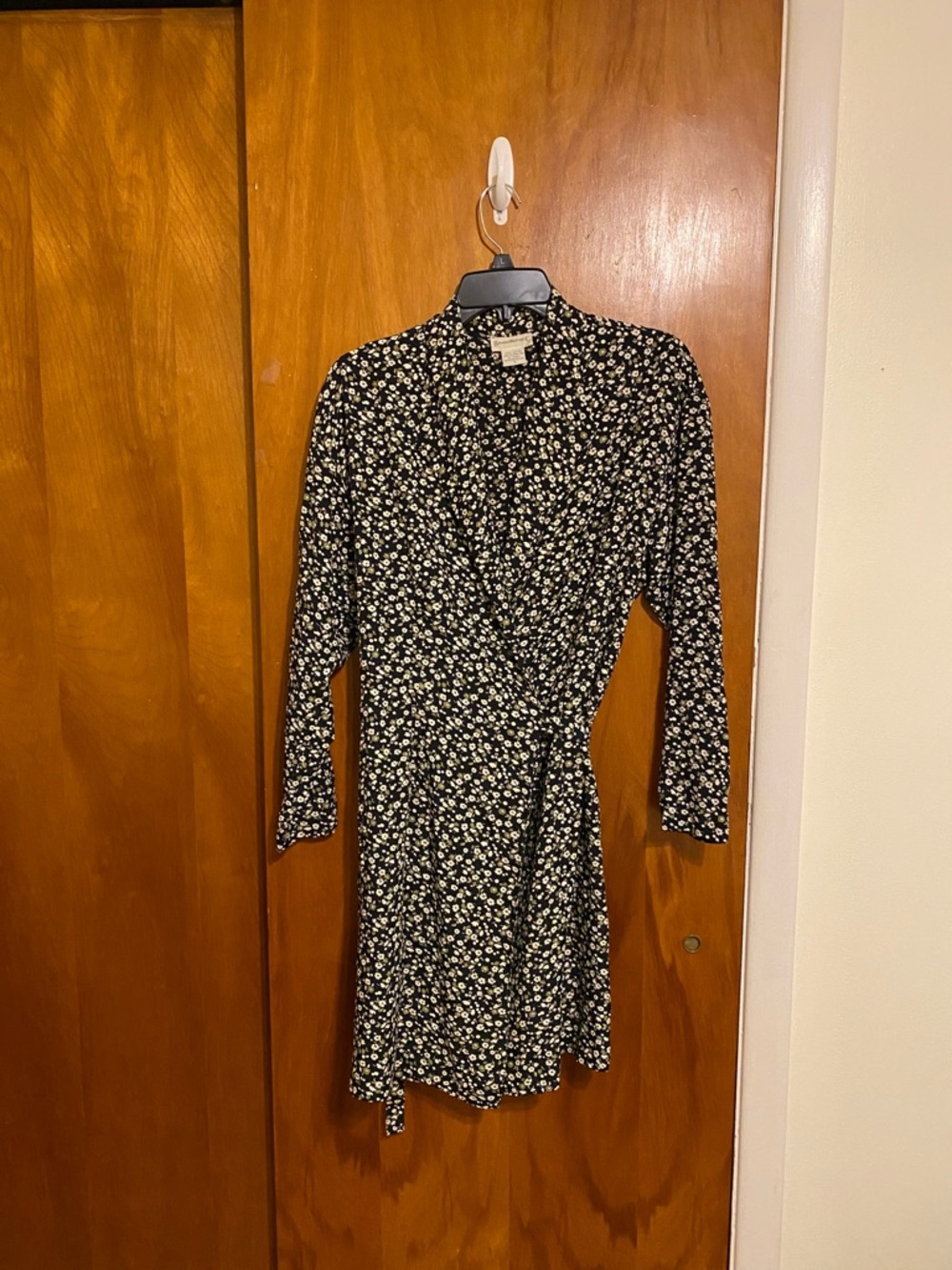 Banana Republic Black Floral Long Sleeve Knee Length Wrap Dress/White Daisies